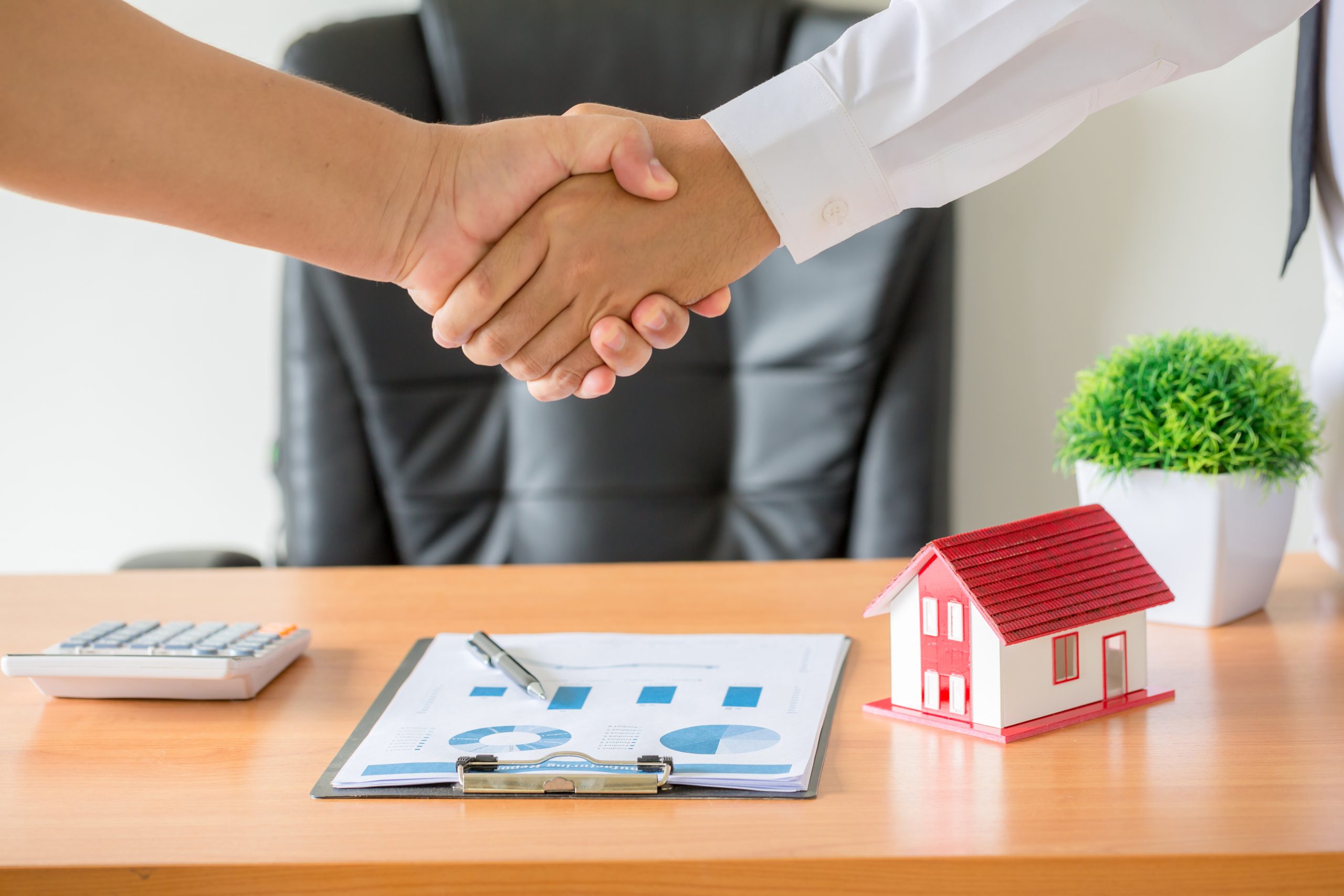 hands-agent-client-shaking-hands-after-signed-contract-buy-new-apartment-scaled Bienvenue sur le site du rachat de crédit